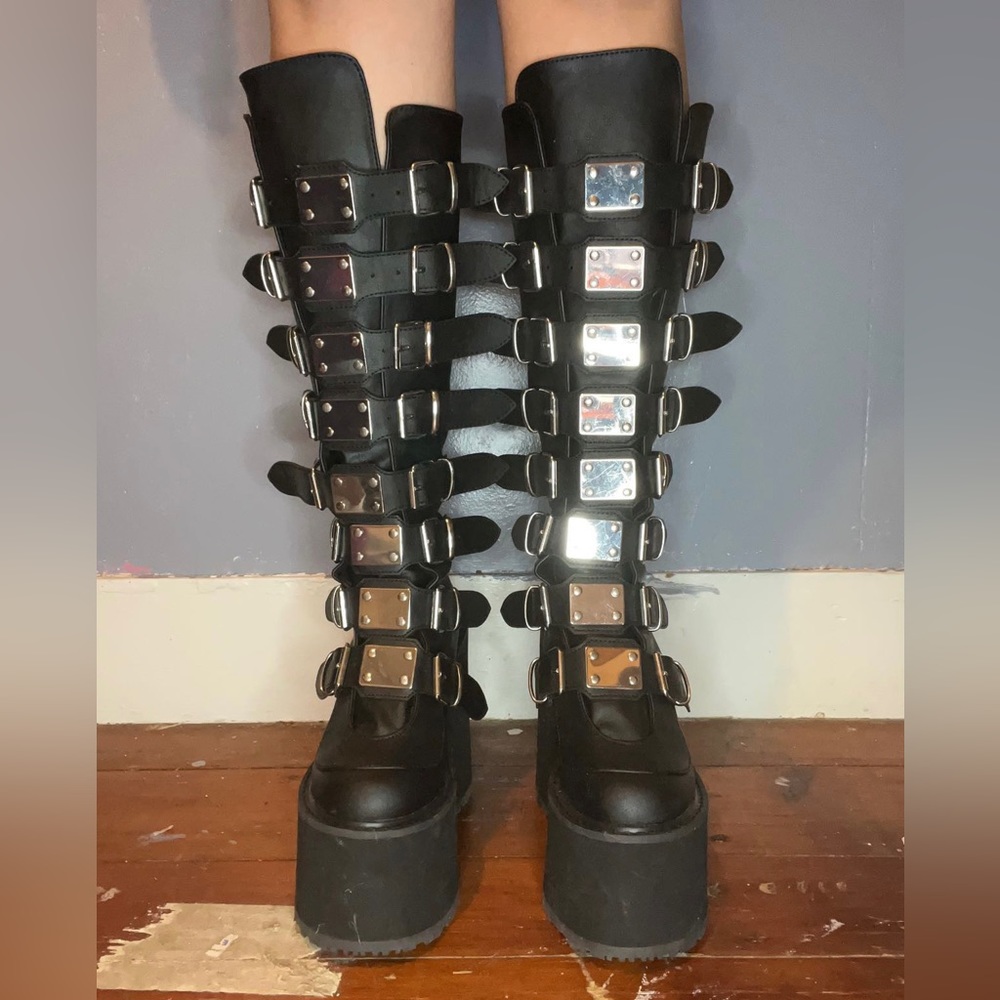 Never worn other then for pictures. Dusty from being in storage.